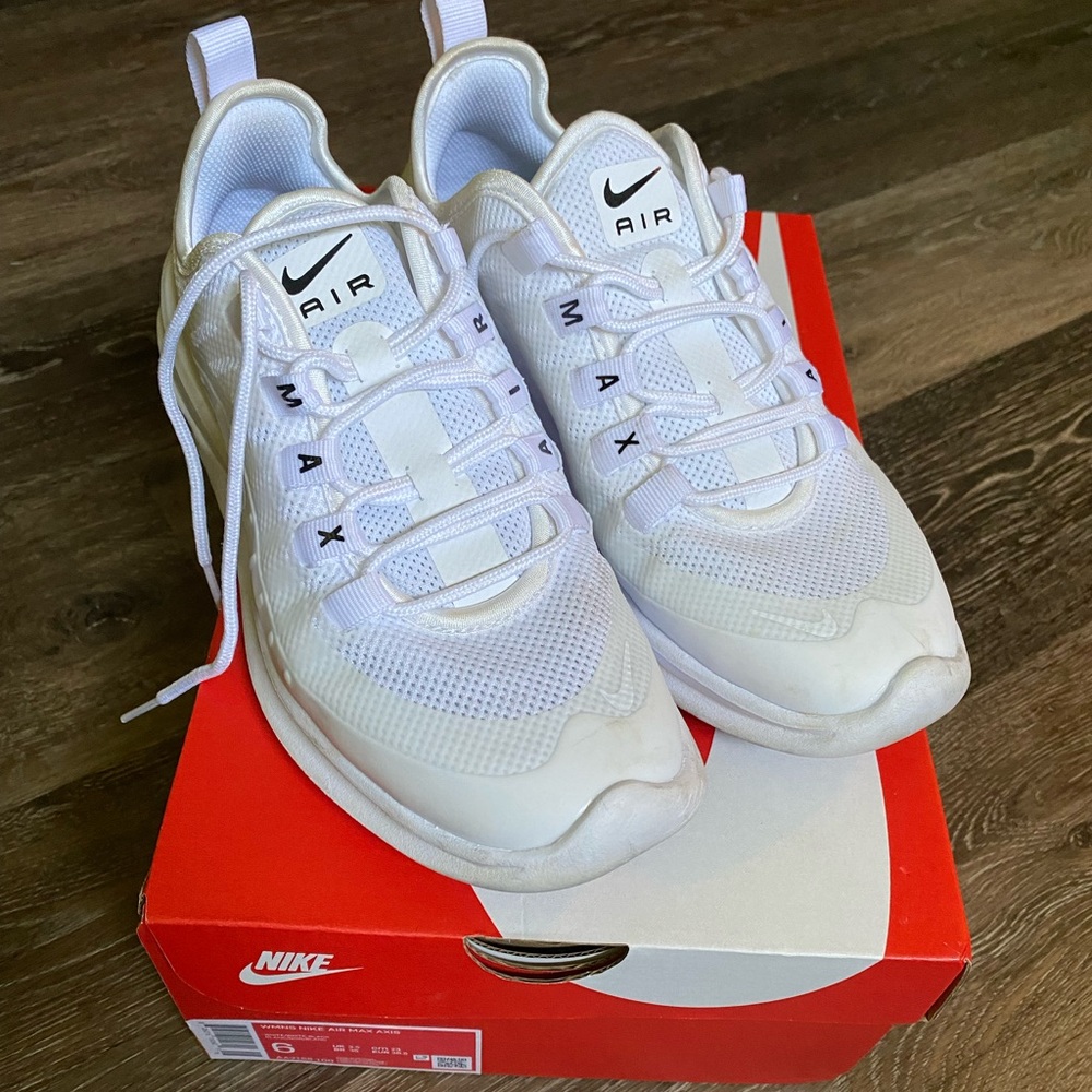 WMNS Nike Air Max Axis Size 6